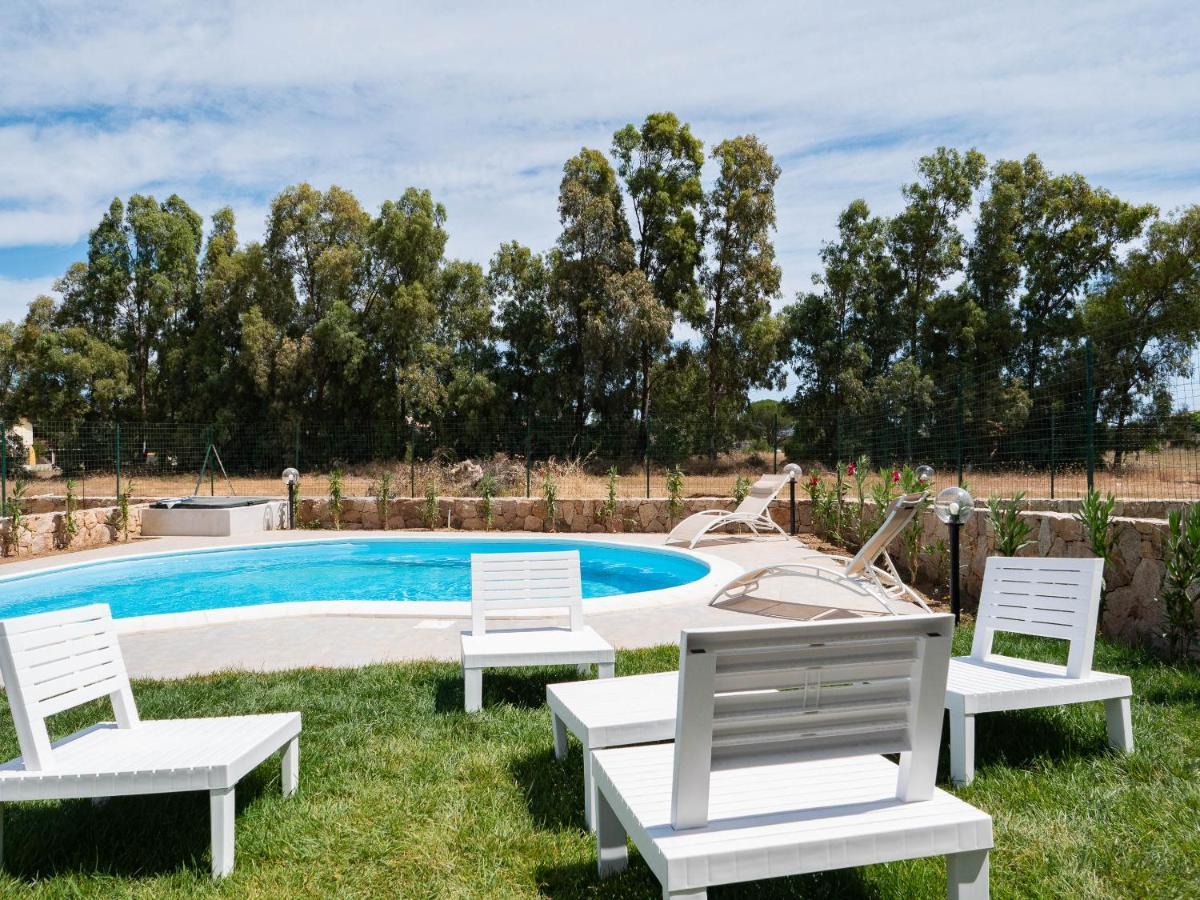 Villetta Con Piscina Budoni Affitti Spiaggia 700 Mt Bagian luar foto